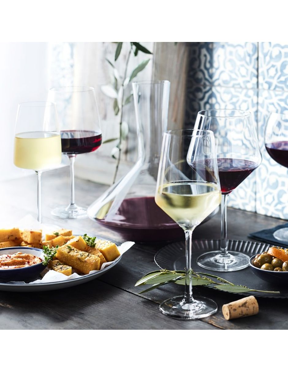 Priced Just Right Elegantes copas de vino de cristal alineadas en la mesa  blanca, copas de vino de cristal elegantes